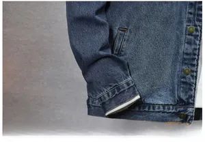 Gros plan de la veste en jean d'hiver montrant les poignets côtelés et boutons en métal