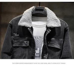 Dettaglio della giacca di jeans nera con colletto in pile grigio e ricamo California