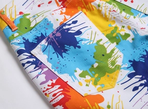 Détail du short en jean extensible blanc avec motif d'éclaboussures de peinture coloré