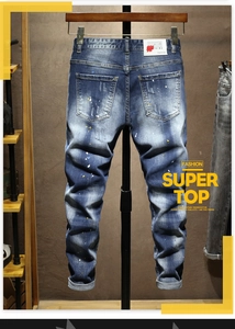 Détail du dos d'un jean slim bleu à taches de peinture avec étiquette en denim