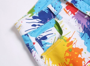 Détail de l'imprimé éclaboussures de peinture colorée sur short en jean blanc avec bouton