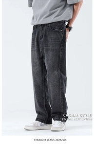 Dettaglio dei jeans in denim grigio antracite lavato con texture vintage e taglio dritto