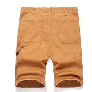 Détail d'un short cargo en jean kaki avec boucle marteau et finition ourlet effiloché