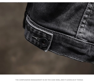 Macro del polsino della giacca di jeans con bottoni metallici e cuciture di precisione