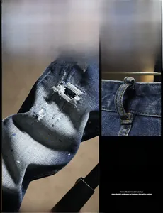 Gros plan d'un jean bleu délavé pour homme avec déchirures usées et éclaboussures de peinture