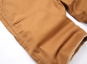 Détail de la poche cargo sur short en jean kaki avec coutures robustes et bord frangé