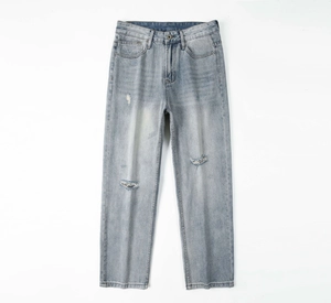 Dettaglio del lavaggio blu vintage con effetti strappati e usurati sulla trama denim