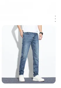 Détail d'un jean bleu slim pour hommes avec délavage vintage et coupe ajustée en 3D