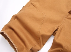 Gros plan sur un short en sergé marron avec grande poche et détail d'ourlet effiloché