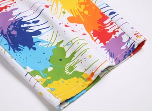 Gros plan sur tissu en sergé blanc avec motif de taches de peinture arc-en-ciel vif