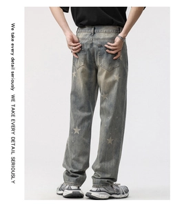 Détail arrière d'un jean bleu délavé vintage avec des imprimés d'étoiles pour hommes