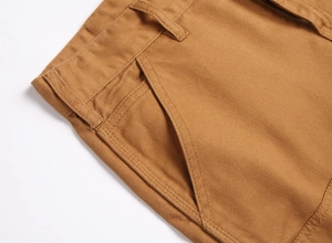 Gros plan sur la texture en sergé lourd et les coutures renforcées d'un short décontracté