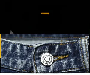 Détail macro du denim bleu délavé vintage avec coutures jaunes et bouton en argent poli