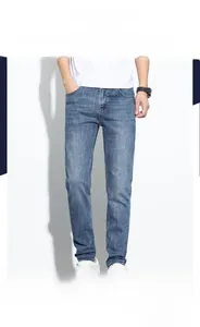 Vue de face du jean slim en denim extensible bleu délavé classique pour style décontracté