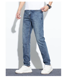 Détail du jean slim pour homme avec délavage naturel aux cuisses et aux genoux