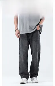 Dettaglio dei jeans larghi da uomo in denim nero antracite lavato con cerniera lampo