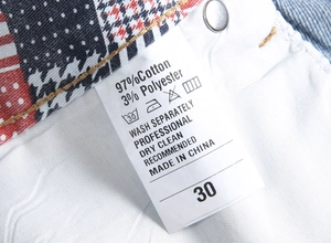 Detail des Etiketts der Jeans-Shorts mit 97% Baumwolle und Größenangabe 30