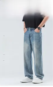 Gros plan sur le lavage denim bleu clair et les coutures de qualité du jean droit large