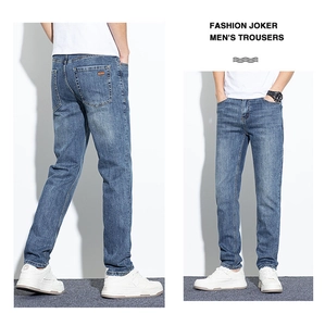 Vue détaillée de dos et de côté du jean slim bleu pour homme avec des poches classiques