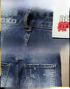 Détails du jean délavé vintage avec effets usés et écusson en cuir à la taille pour homme