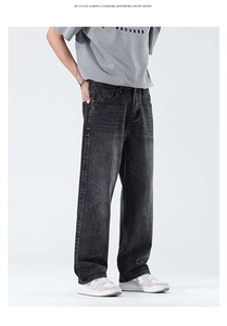 Dettaglio dei jeans ampi a gamba dritta in denim grigio slavato con trama vintage pesante