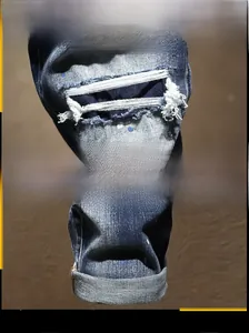 Détails du jean déchiré avec effet de taches de peinture et ourlet à revers élégant