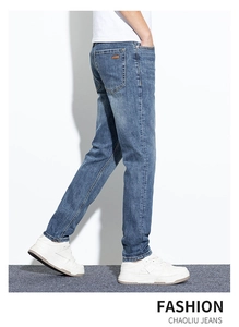 Détail de côté du jean denim bleu délavé coupe ajustée avec étiquette de marque