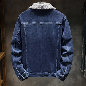 Giacca di jeans blu scuro da uomo con collo in sherpa caldo, vista posteriore invernale