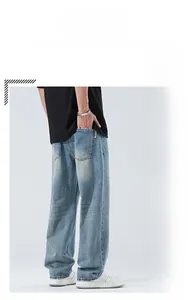 Gros plan d'un jean ample pour homme en bleu clair délavé montrant le détail des poches