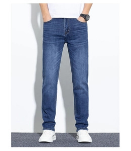 Détail du jean vintage bleu montrant l'effet délavé et les moustaches sur le denim