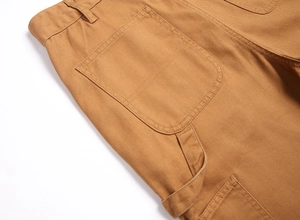 Détail d'un short cargo marron avec poche arrière renforcée et boucle porte-outils