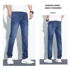 Vue avant et arrière du jean en denim bleu ajusté pour homme avec poches classiques