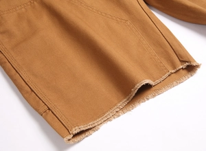 Détail du tissu en toile de coton marron avec ourlet brut et doubles coutures de renfort