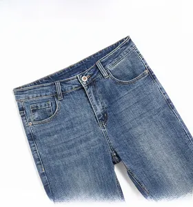Détails de la taille d'un jean bleu vintage coupe ajustée avec bouton métallique