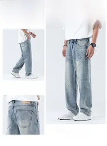 Detailansicht der hellblau gewaschenen Herren-Loose-Fit-Jeans mit grünem Spritzmuster