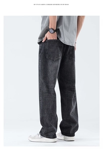 Dettaglio macro della trama denim nero lavato e della cucitura della tasca posteriore dei jeans