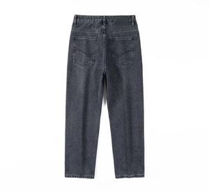 Détail de la poche arrière du jean gris foncé avec étiquette en cuir et couture en V