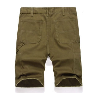 Détail du short en jean vert armée avec grandes poches arrière et ourlets bruts effilochés