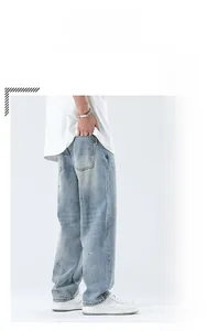 Detailansicht der hellblauen Wide-Leg-Jeans mit dezentem Farbspritzer-Effekt