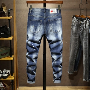 Jean homme slim bleu vintage avec taches de peinture et effets délavés de style urbain