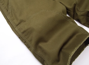 Vue détaillée du short cargo vert olive avec patchs aux genoux et ourlet à bord franc