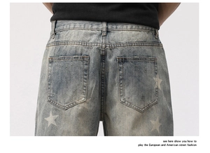 Gros plan d'une poche arrière de jean pour homme avec délavage vintage et étoile