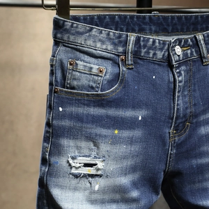 Jean homme slim délavé vintage bleu avec détails usés et éclaboussures de peinture