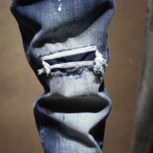 Jean slim bleu délavé vintage pour homme avec déchirures et éclaboussures de peinture colorées