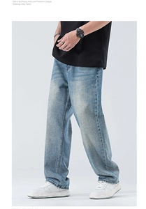 Vue détaillée du jean denim bleu clair délavé montrant la coupe ample et la texture vintage