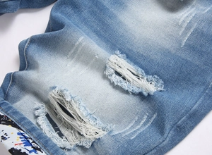 Gros plan détaillé d'un short en jean bleu clair délavé avec des finitions déchirées usées