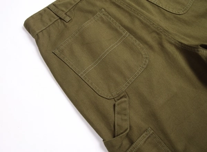 Détail d'un pantalon cargo vert armée en sergé de coton avec boucle de marteau robuste