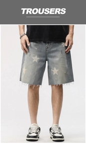 Détail de short en jean vintage bleu clair avec étoiles blanches et ourlet effiloché