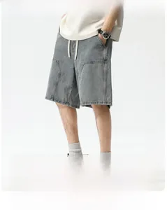 Détail du short en jean gris délavé avec cordon de serrage et poches cargo
