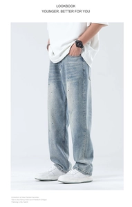 Detail der hellblauen Wide-Leg-Jeans mit Tintenspritzer-Design und entspanntem geradem Schnitt